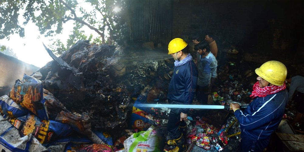 Fire Break Out in Biscuit factory Bazar Khala Lucknow