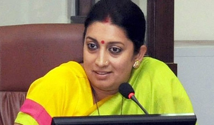 Union Minister Smriti Irani gave Amethi's gifted for Kumbh Darshan.