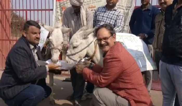 Agra: Demonstrations against the Principal