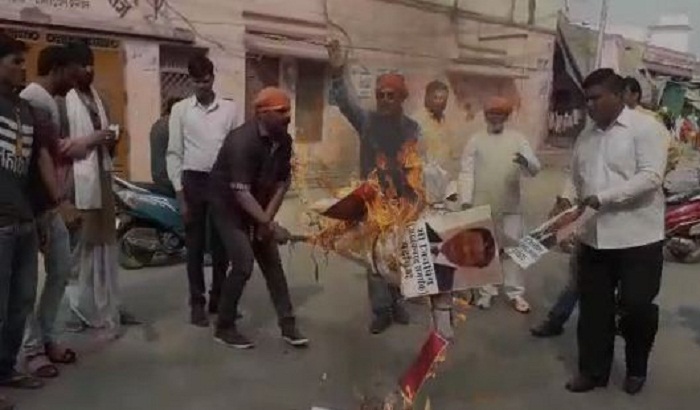 The effigy of Prime Minister of China was flown in Varanasi