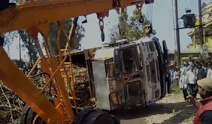 Cause of a major accident in the road, a truck full of sugarcane reflex