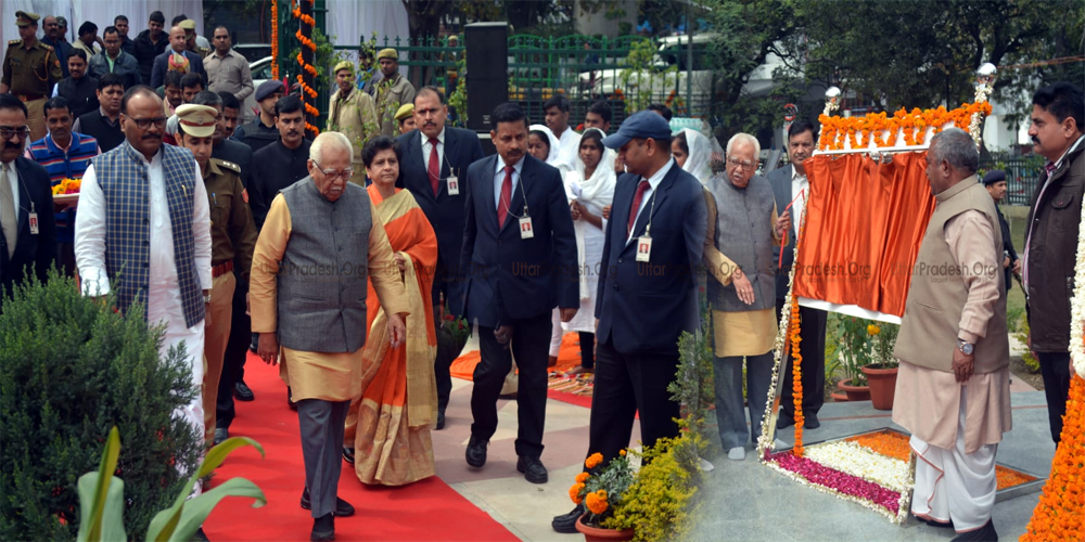 Governor Unveiled Statue on Sarojini Naidu On Her Death Anniversary