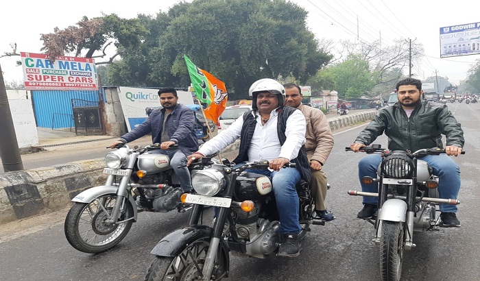 Farmer Front Regional Vice-President Ajay Bharala extends bike rally