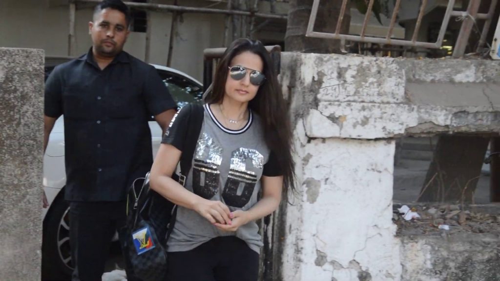 Ameesha Patel spotted at Kromakay Salon Juhu : Latest Bollywood News