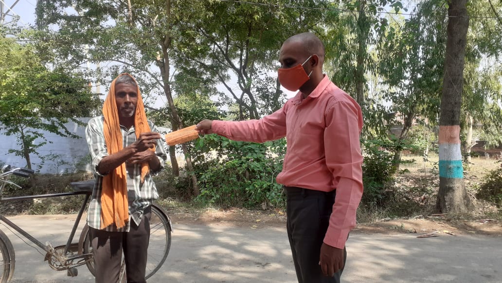 Amethi Mask sent by MP Smriti Irani being distributed in booths