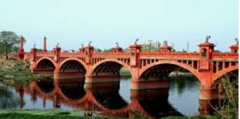 husband-wife-jumped-into-gomti-from-lucknow-pakka-bridge