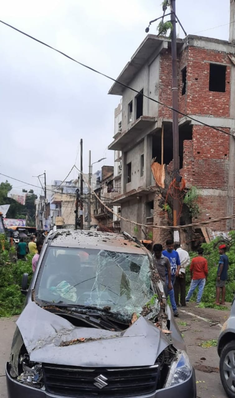 lucknow-due-to-strong-winds-power-supply-came-to-a-standstill1