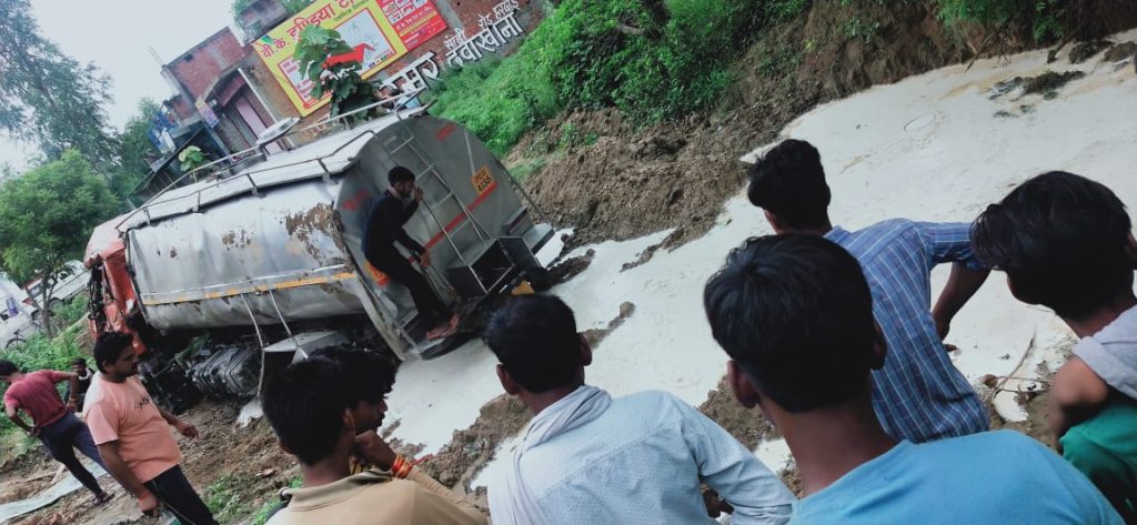 hardoi-a-tanker-full-of-milk-overturned-on-the-roadside