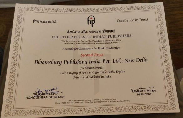 bulandshahr-dm-ravindra-kumars-coffee-table-book-receives-award