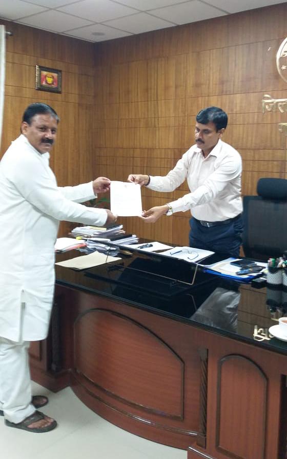 sp-mla-dr-virendra-yadav-handed-letter-to-dm-regarding-dilapidated-roads