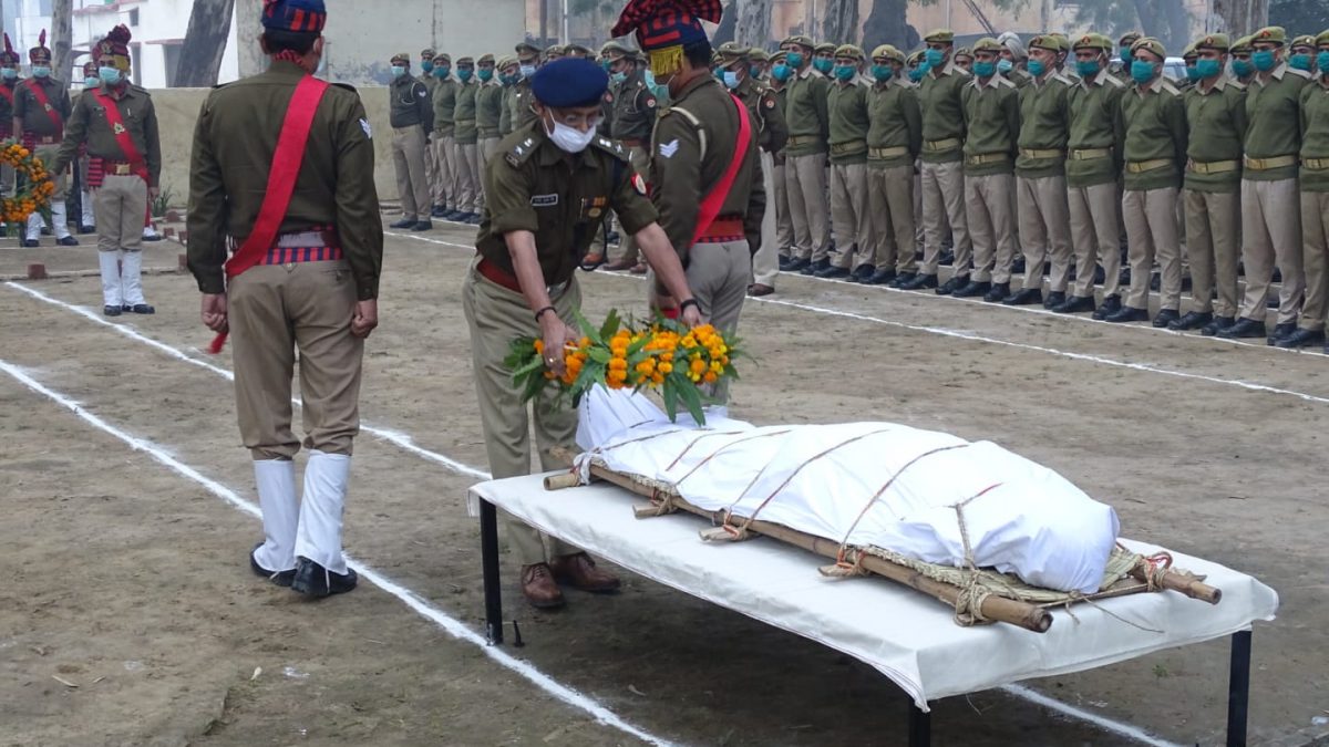 एसएसपी बुलंदशहर एवं अन्य अधिकारियों द्वारा मृतक उपनिरीक्षक स्व. अंकित चौधरी को दी गई भावभीनी श्रद्धांजलि।