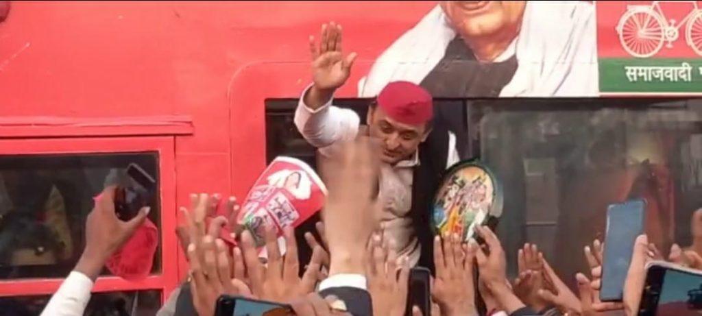 mathura-akhilesh-yadav-did-a-road-show-from-vrindavan-to-mathura