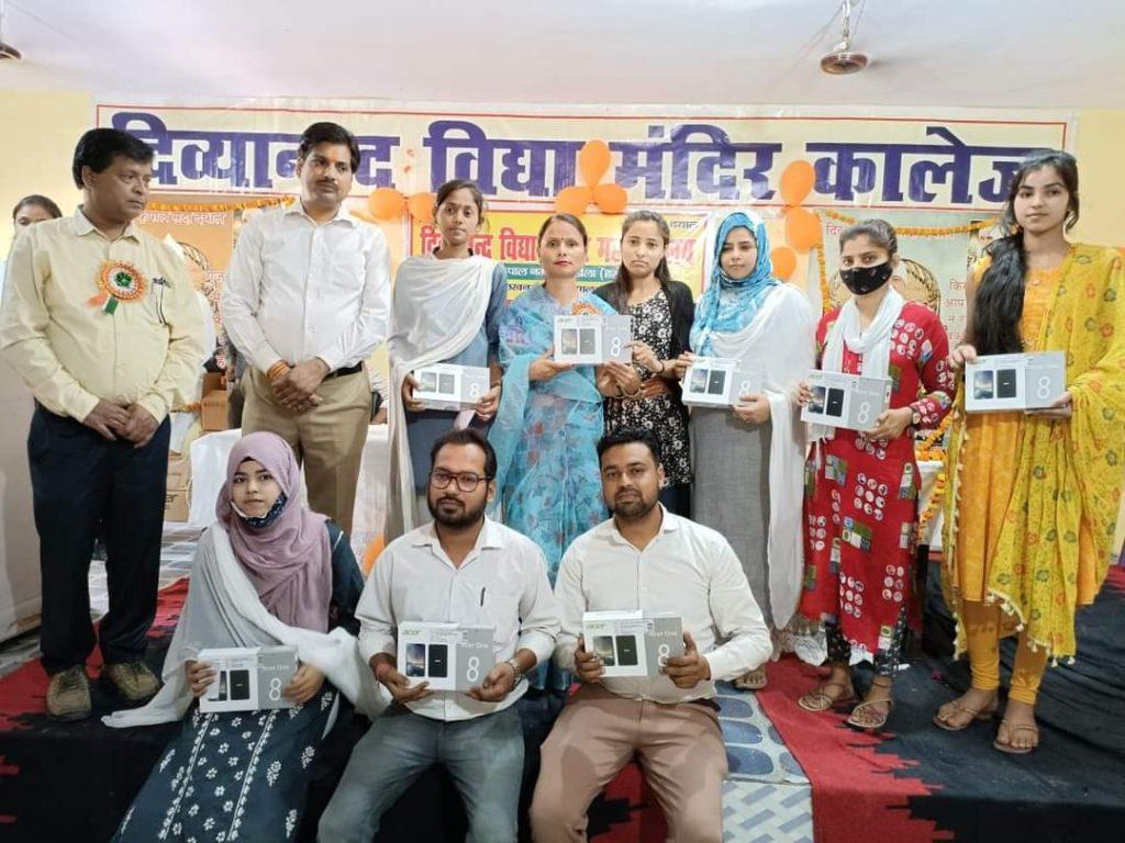 alka-singh-arkavanshi-and-ashok-agarwal-distributed-smart-phones