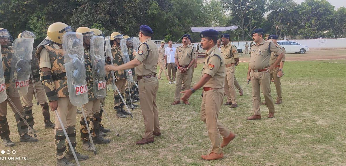 पुलिस लाइन में बलवा ड्रिल के जरिये पुलिसकर्मियों को दिया प्रशिक्षण।