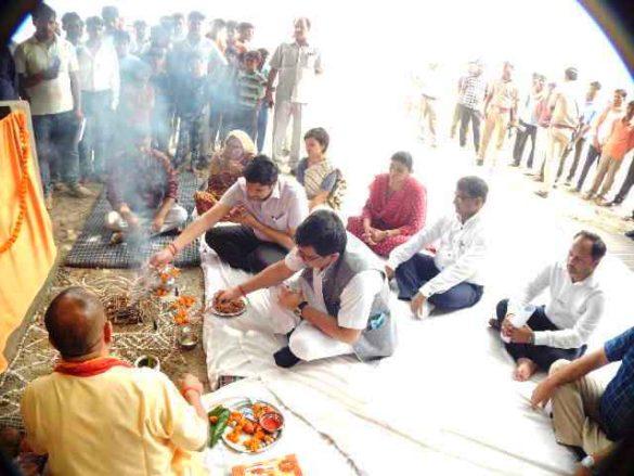 nitin-agarwal-dm-performed-bhoomi-pujan-for-amrit-sarovar