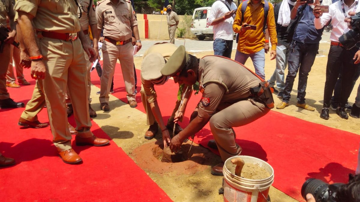 Unnao :एडीजी ब्रजभूषण ने परखी जिलें की कानून व्यवस्था, कोतवाली का निरीक्षण कर ली जानकरी।