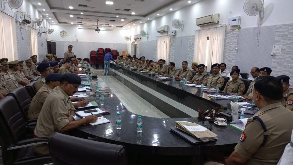 hardoi-sp-hardi-addressed-the-subordinates-in-the-crime-seminar