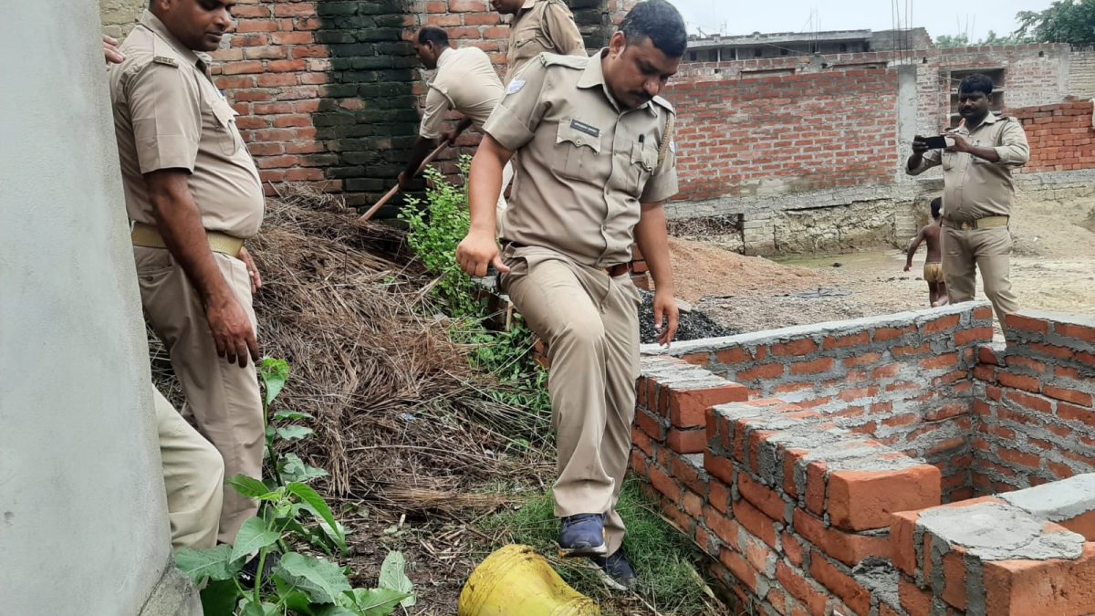 हरदोई – आबकारी विभाग ने की छापेमारी,135 लीटर अवैध शराब बरामद ।