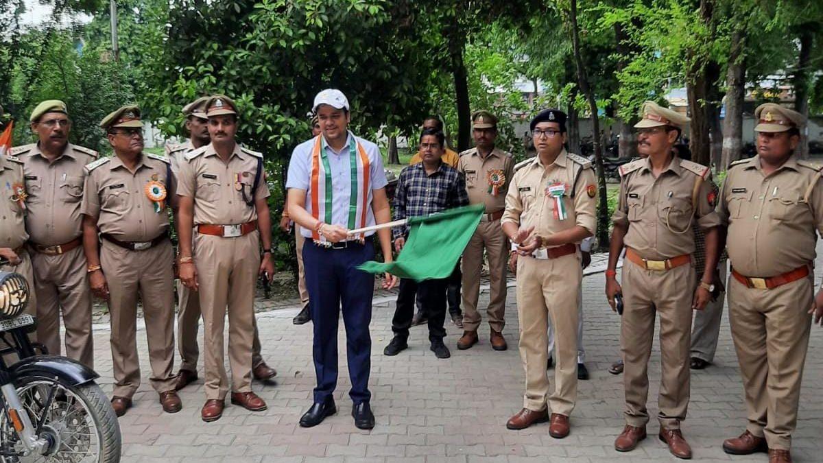 होमगार्ड जवानों की हर घर तिरंगा जागरूता रैली को डीएम ने दिखाई हरी झण्डी।