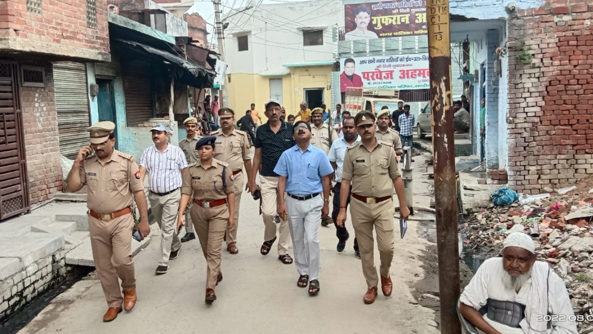 संडीला एसडीएम ने कार्यवाहक सीओ के साथ मोहर्रम के चलते नगर में ताजिया जुलूस निकलने वाले मार्गो का लिया जायजा