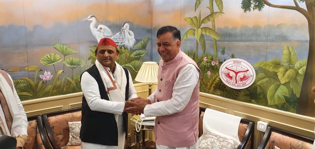 assembly-speaker-satish-mahana-and-sp-president-akhilesh-yadav