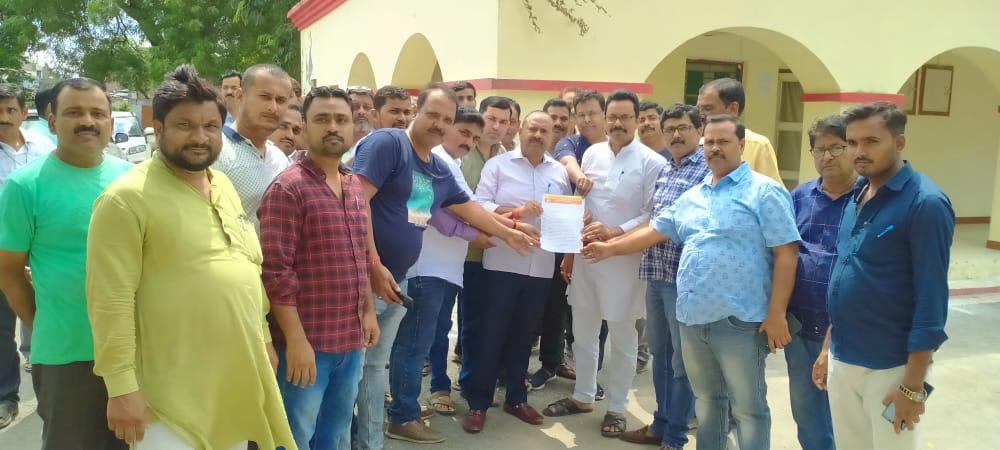 businessmen-submitted-memorandum-to-mp-ashok-rawat