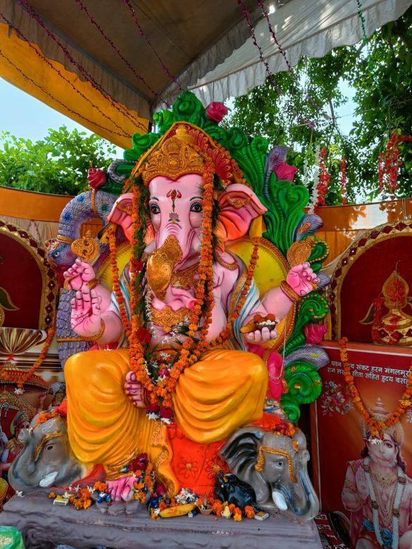 gajanan-devotees-prayed-for-prosperity-by-performing-bappas-aarti