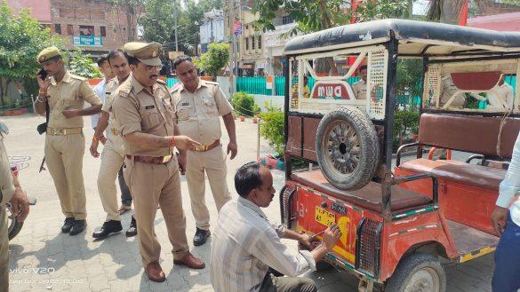 sandila-police-started-campaign-to-put-serial-number-in-e-rickshaw