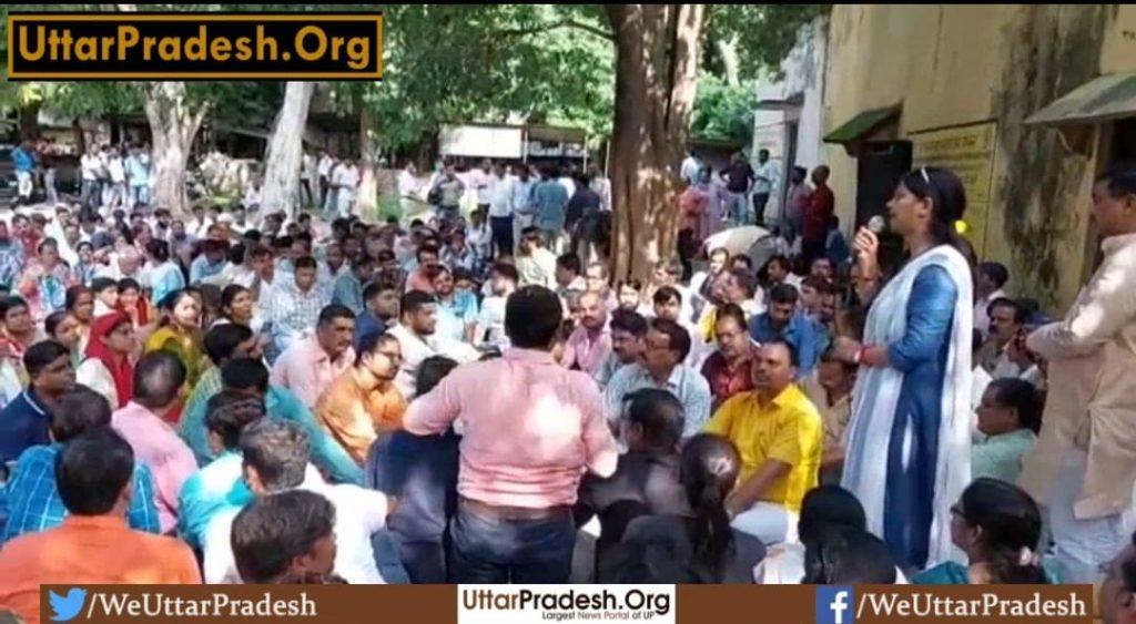 teachers-protest-in-hardoi-regarding-restoration-of-old-pension