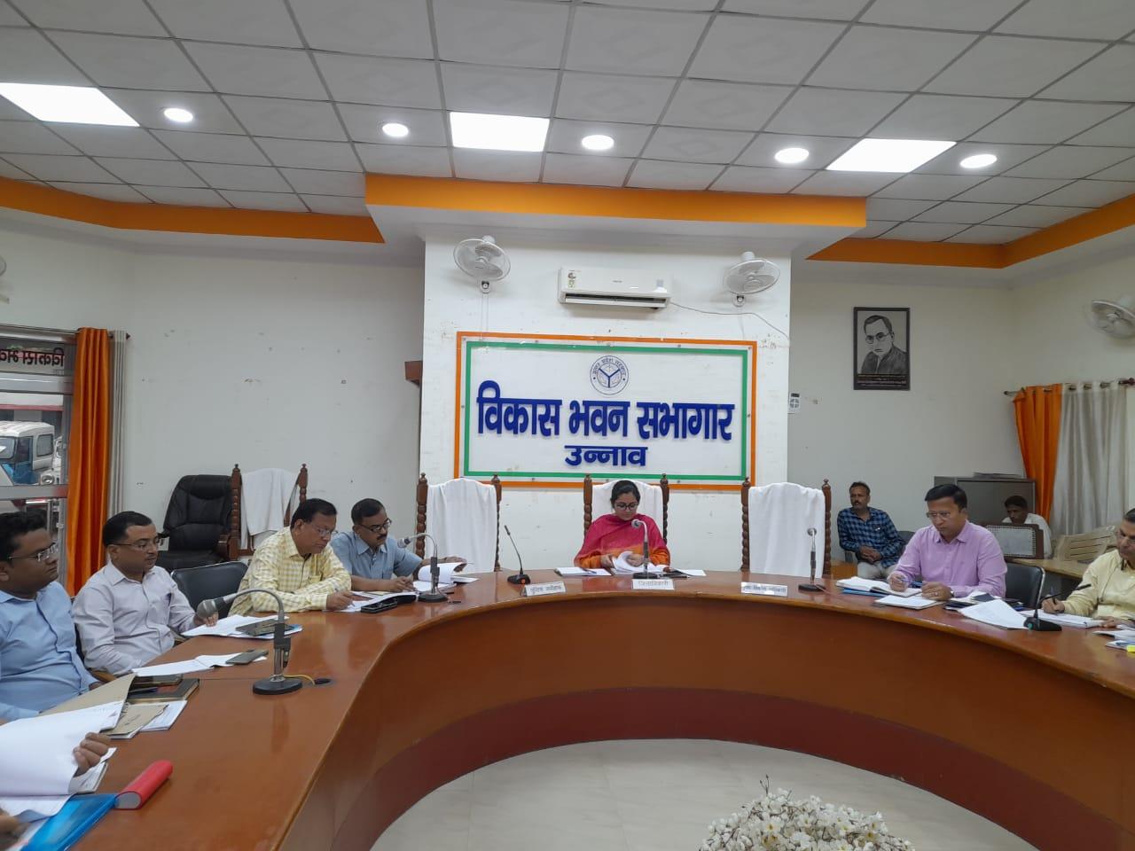 district-magistrate-apoorva-dubey-reviewed-the-development-work