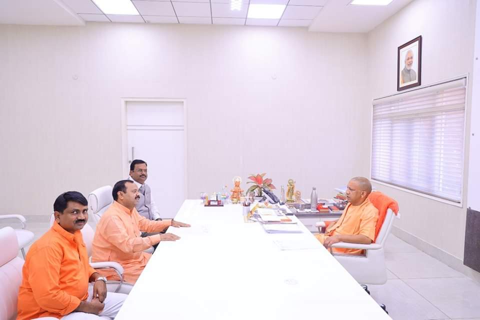 misrikh-mp-ashok-rawat-met-chief-minister-yogi-adityanath