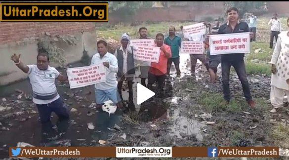 sanitation-workers-demonstrated-by-standing-in-the-dirty-drain