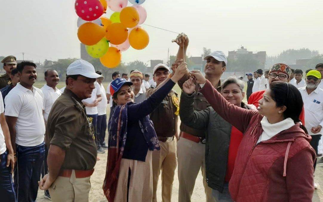 अन्तर जनपदीय क्रिकेट प्रतियोगिता का जिलाधिकारी ने किया शुभारंभ, आठ दिसंबर को होगा फाइनल।