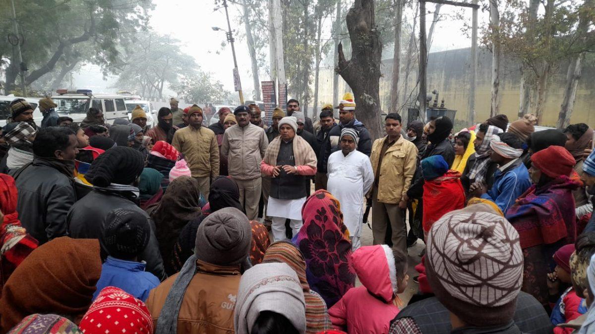 कारागार मंत्री ने कैदियों को वितरित किए कम्बल,ठंड के प्रकोप से मानवता की रक्षा सबसे बड़ा धर्म -धर्मवीर प्रजापति