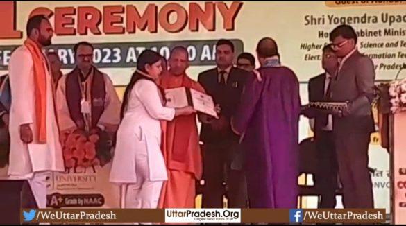 cm-yogi-reached-mathura-in-convocation-ceremony