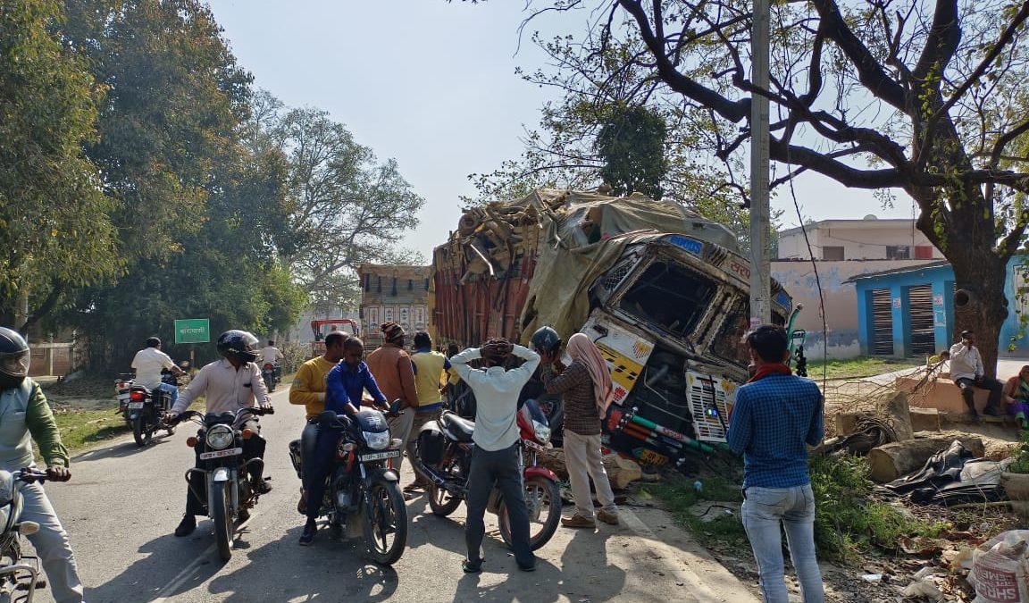 अमेठी-अमेठी में तेज रफ्तार दो ट्रकों की आमने सामने से भीषण टक्कर