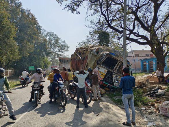 fierce-head-on-collision-between-two-speeding-trucks-in-amethi