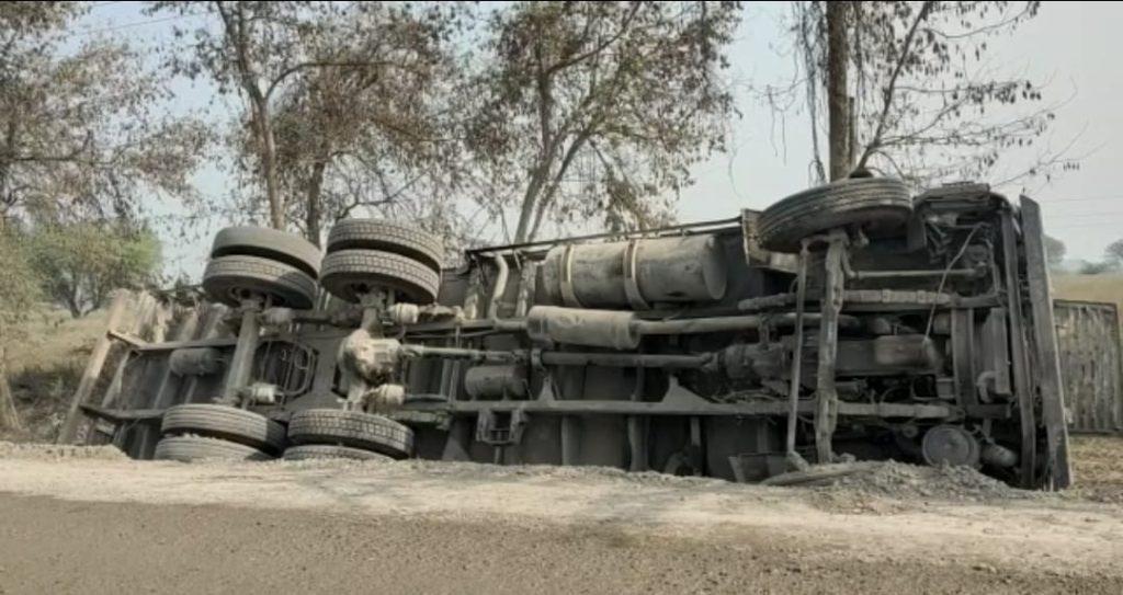 uncontrolled-truck-truck-overturned-in-roadside-ditch