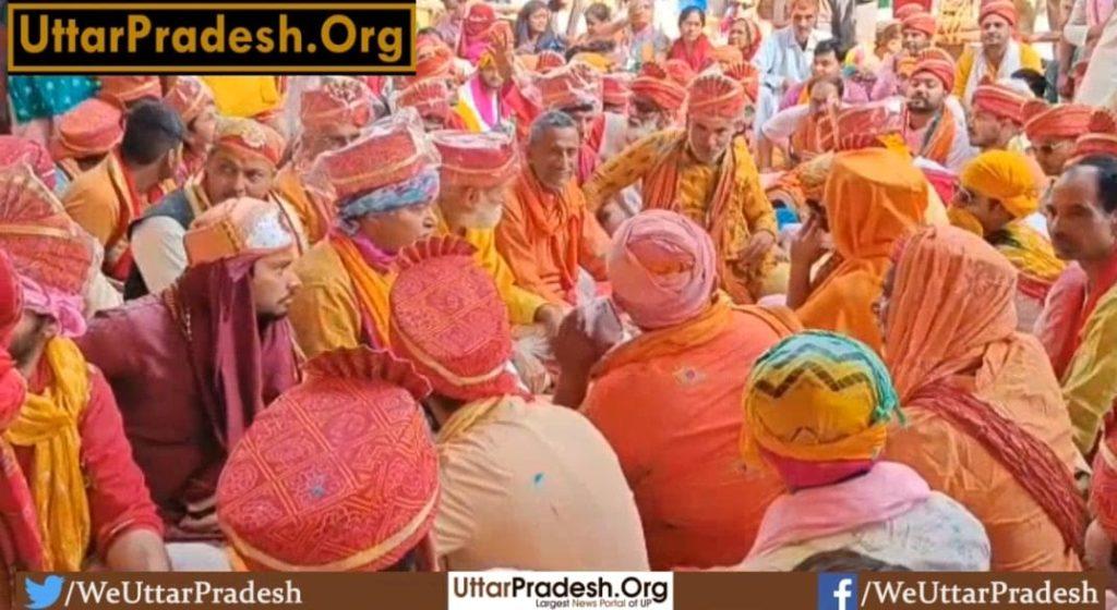 holi-of-laddoos-played-in-shreeji-temple-of-barsane