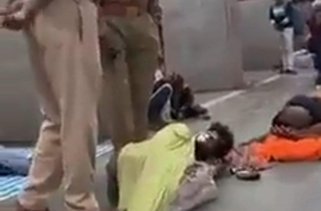 मथुरा- रेलवे स्टेशन पर सोये मजदूर को जीआरपी पुलिसकर्मी ने पैर से कुचला- Video Viral