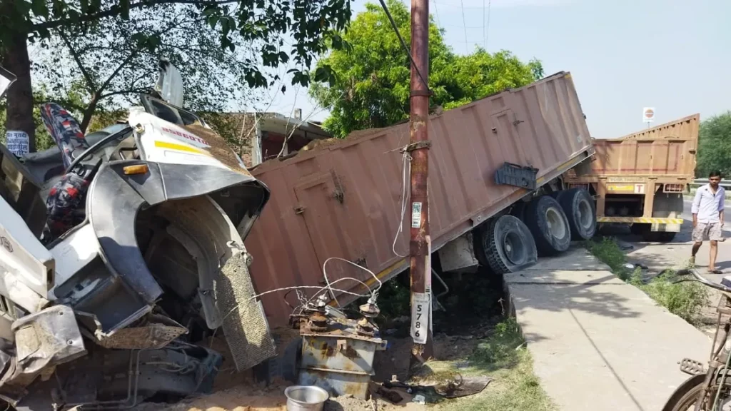 barabanki-truck-driver-dies-cleaner-injured-in-road-accident